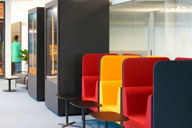 everyworks Mannheim Coworking-Bereich mit Telefonboxen und Sesseln mit Sichtschutz